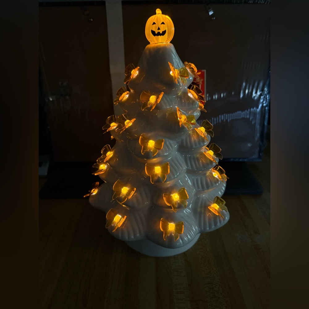 ๐ VIRAL TIKTOK!! Adorable Light-up Ceramic Halloween Tree with Yellow Bows- NWT - Picture 4 of 6